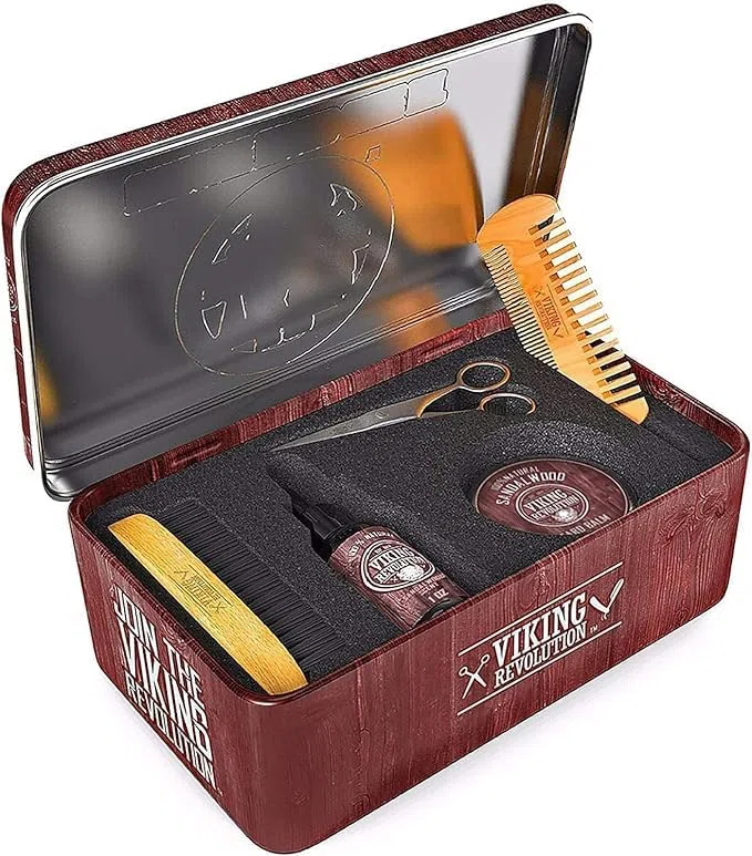 Viking Revolution - Kit Barba Uomo Sandalo - Spazzola Setola di Cinghiale, Pettine, Balsamo, Olio, Forbici e Scatola Metallica - Regalo Natale Uomo