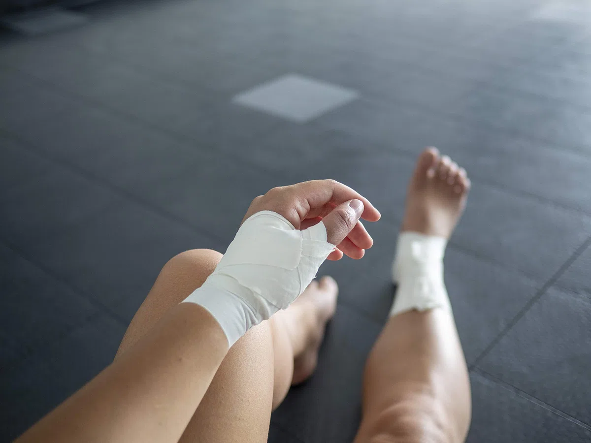 ONFARMA FARMATAPE Sport Tape 6 Rotoli Nastro Adesivo Calcio, Crossfit, Pallavolo, Taping cerotto Sport strappal Bendaggio Calcio