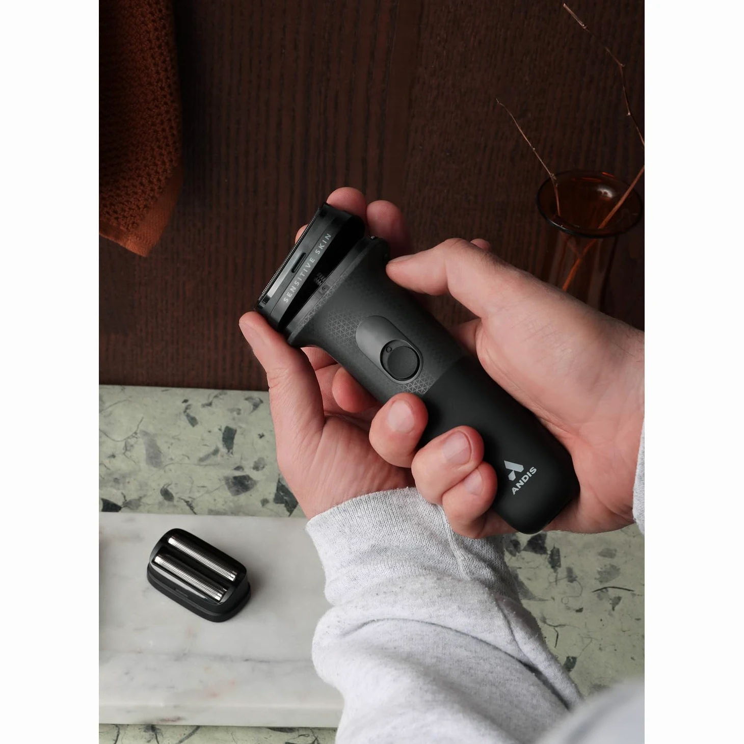 Andis 562711 inFORM Kit rasoio con lamina in titanio, batteria agli ioni di litio a lunga durata, rasatura liscia con filo/cordless, ricaricabile, nero