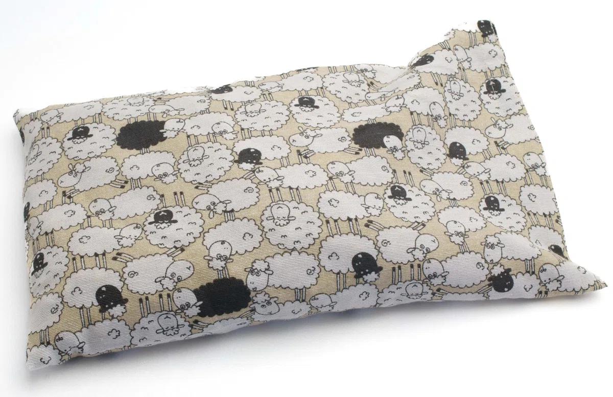 Cuscino termico con semi di lino per dolori cervicale muscolari mal di pancino mal di collo (550gr. - 31x19cm) con pecorelle. Terapia caldo freddo. Prodotto in Emilia Romagna