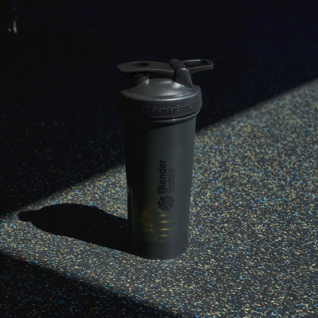 BlenderBottle Classic V2 Shaker Bottle con sfera in acciaio inox, perfetto per frullati proteici, lavabile in lavastoviglie, 600 ml, nero