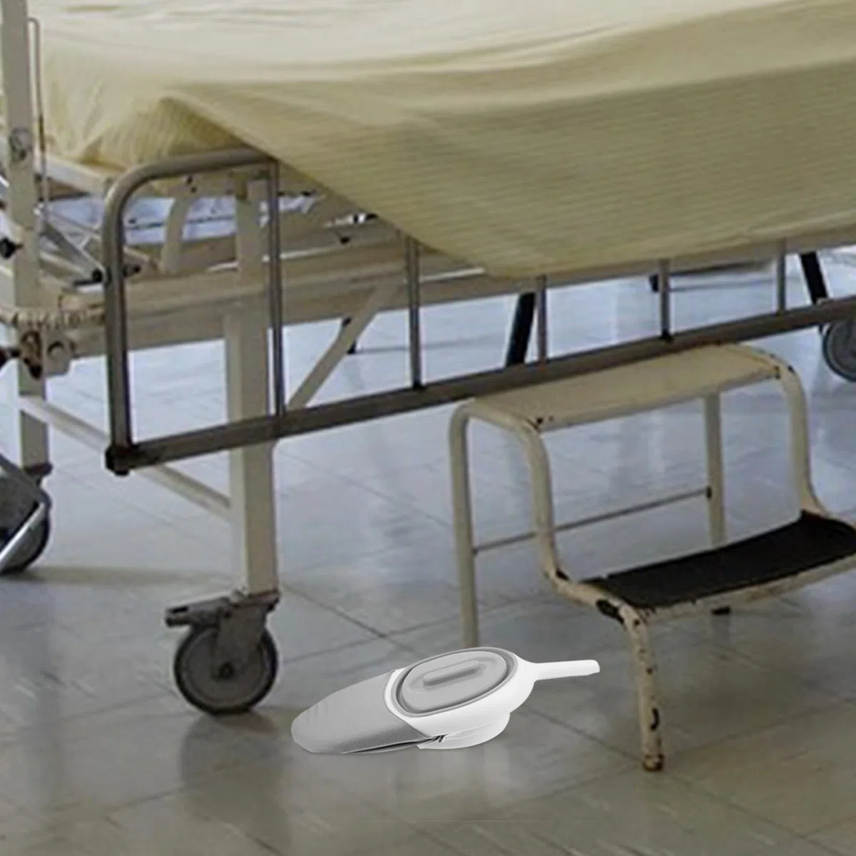Padella da Letto per Anziani e Donne Vaso da Notte Portatile in Plastica Resistente Maniglia Antiscivolo e Coperchio Accessorio Ospedaliero per Uso Domestico e Viaggi Design