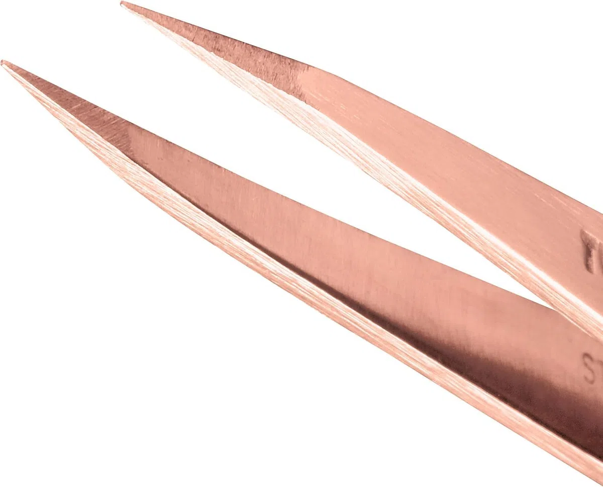 TWEEZERMAN Pinzetta appuntita (punte inclinate, pinzetta per sopracciglia, rimozione delle doppie punte, acciaio inossidabile), oro rosa