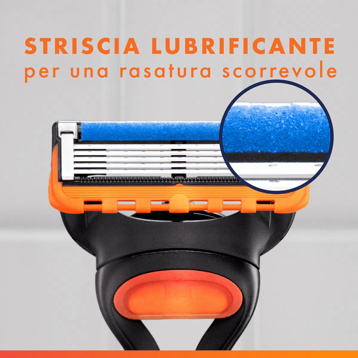 Gillette Rasoio Barba Manuale + 8 Lamette Gillette Fusion 5, LAMETTE DA BARBA Di Ricambio a 5 Lame e Rasoio Manuale Fusion 5, Rasatura Scorrevole con Striscia Lubrificante