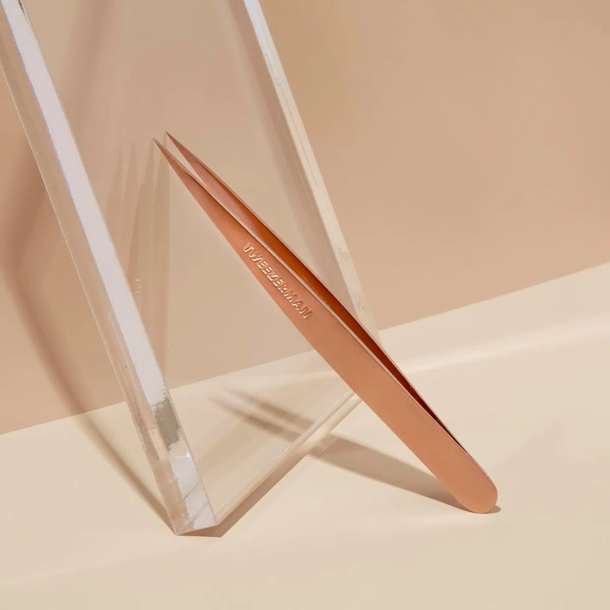 TWEEZERMAN Pinzetta appuntita (punte inclinate, pinzetta per sopracciglia, rimozione delle doppie punte, acciaio inossidabile), oro rosa