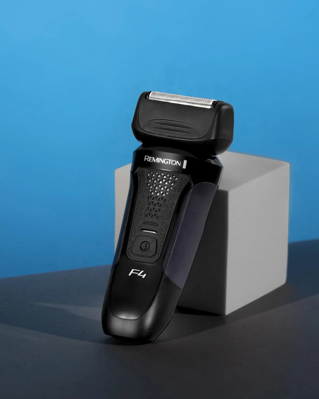 Remington Rasoio elettrico Barba F4 - Utilizzo su asciutto e bagnato - Accessorio styler per barba, Cappuccio protettivo, 100% impermeabile, Rasoio a lamina Style Series F4002