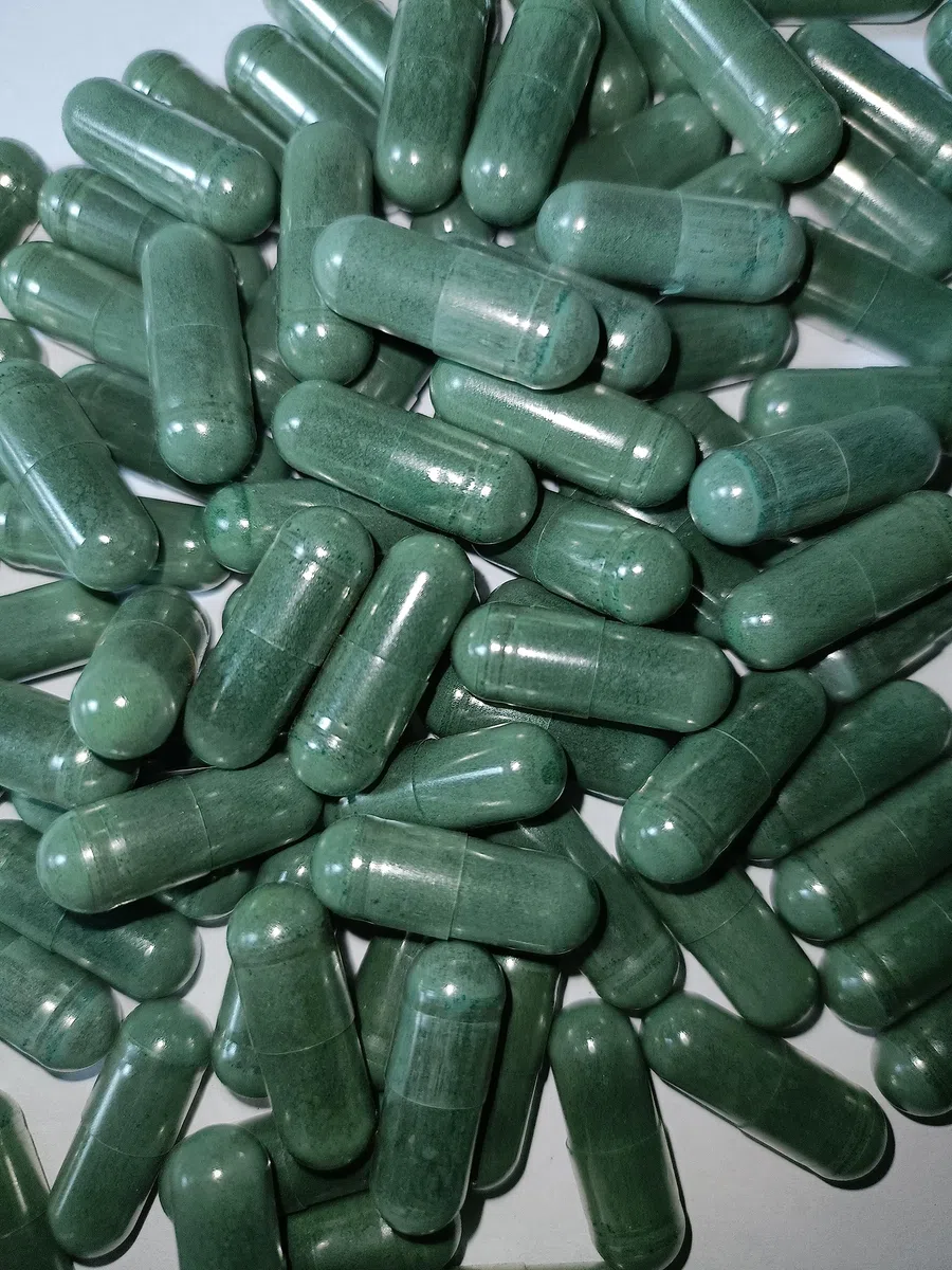 Capsule di Spirulina Pura - Italiana e Biologica - 100 capsule per confezione - 0,5 g per capsula - rilascio immediato, senza sapore, ricca di vitamine, proteine e sali minerali