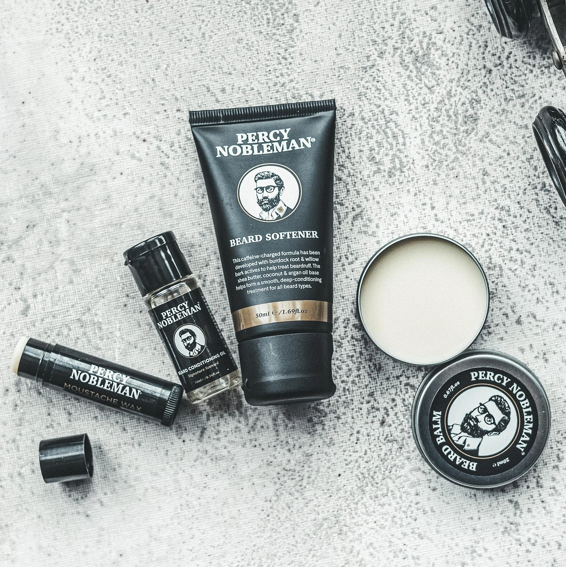 Percy Nobleman Kit per la Barba, un set per la cura della barba contenente un olio profumato per la barba, un balsamo per la barba, una cera per i baffi e un ammorbidente per la barba