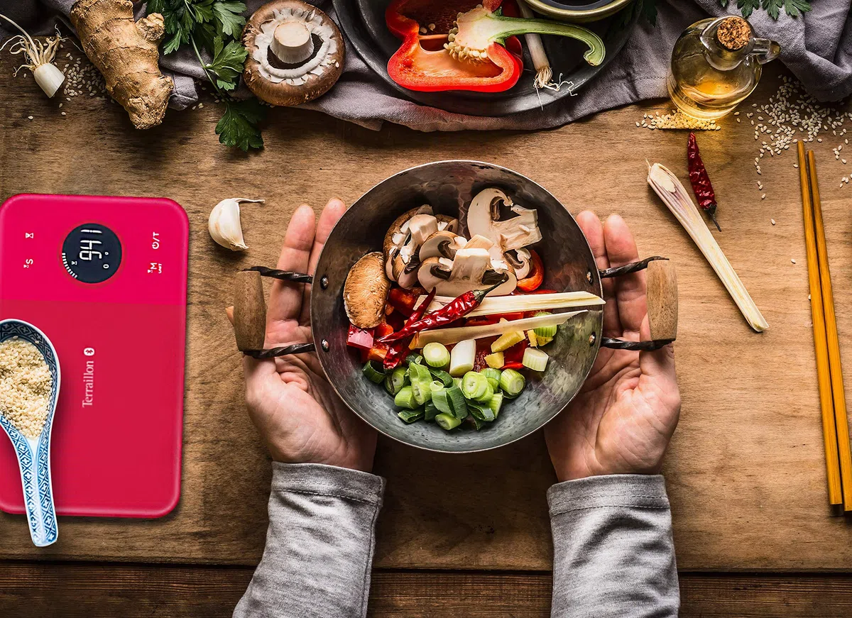 TERRAILLON - NUTRITAB - Bilancia da cucina con connessione Bluetooth, app MyHealth, piatto in vetro, portata 5 kg, precisione 1 g, scansione dei codici a barre, analisi del valore nutrizionale, rosso