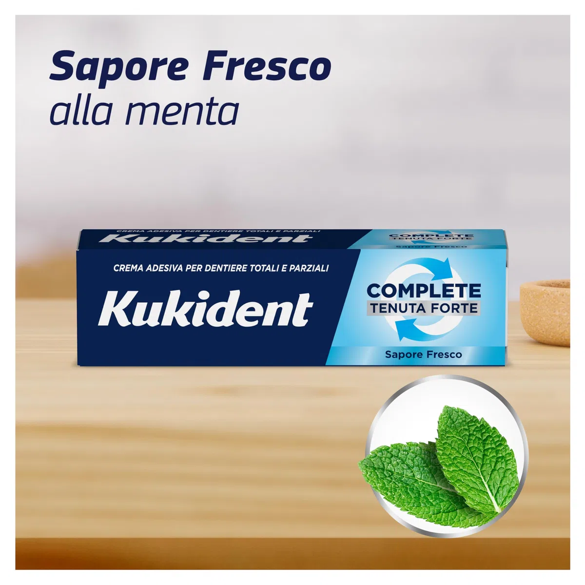Kukident Complete Crema Adesiva per Protesi Dentali Totali e Parziali, Tenuta Forte, Sapore Fresco. Confezione da 3x35g