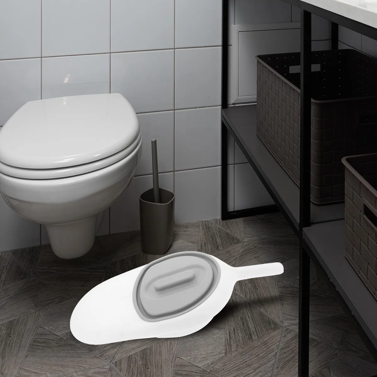 Housoutil Padella Sanitaria per Anziani con Manico in Plastico, Design Inclinato Multifunzionale Facile da Pulire, per Pazienti Allettati e Disabili