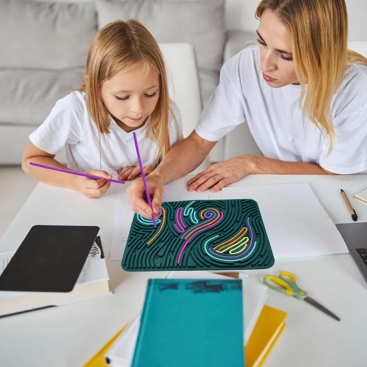 OMJMYY Sensory Activity Board 20 x 29.5 cm Scheda di attività Sensoriale Silicone Fidget Toy Sensorik Activity Board con Borsa da Viaggio e 40 Corde per Bambini e Adulti ADHD Ansia Stress Autismo