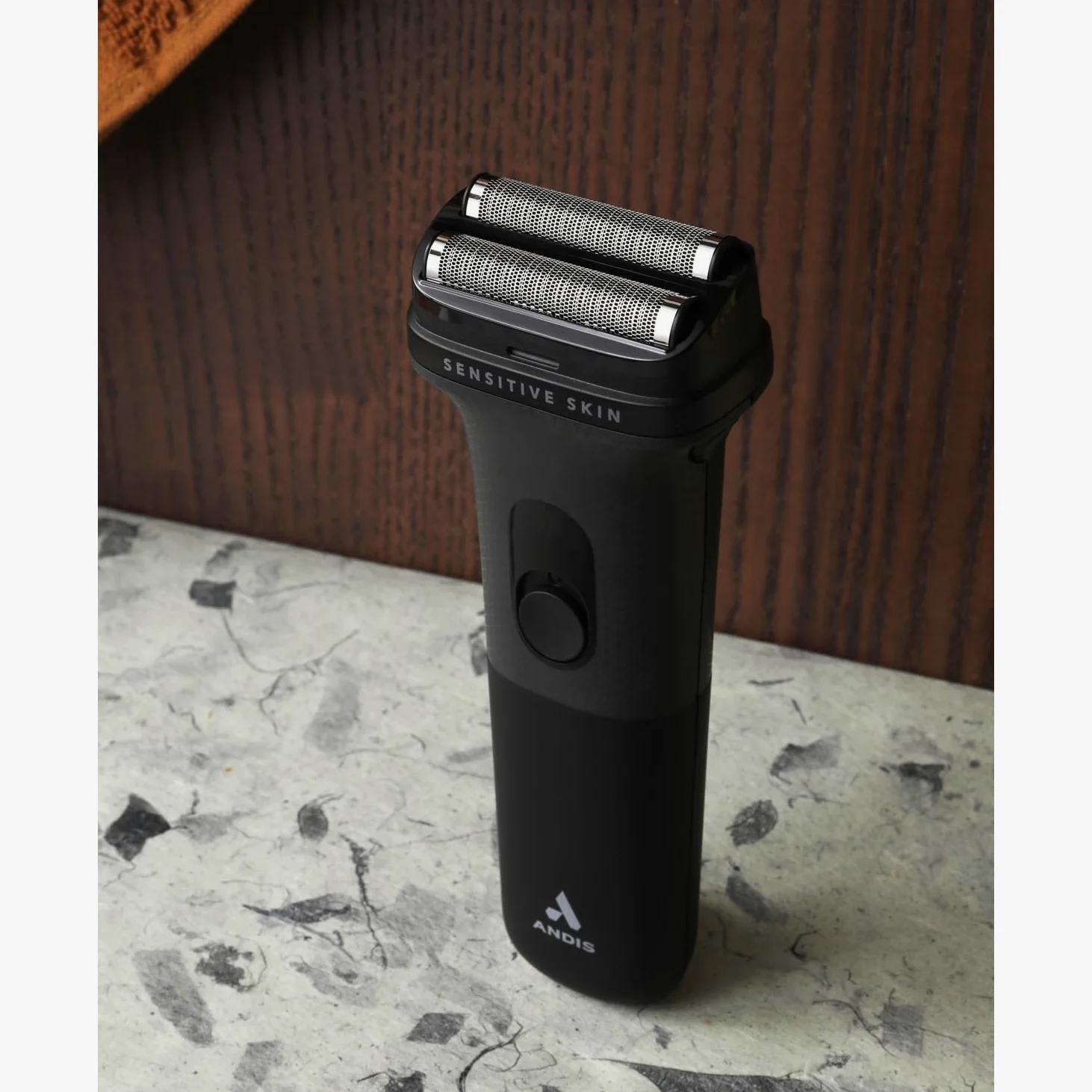 Andis 562711 inFORM Kit rasoio con lamina in titanio, batteria agli ioni di litio a lunga durata, rasatura liscia con filo/cordless, ricaricabile, nero