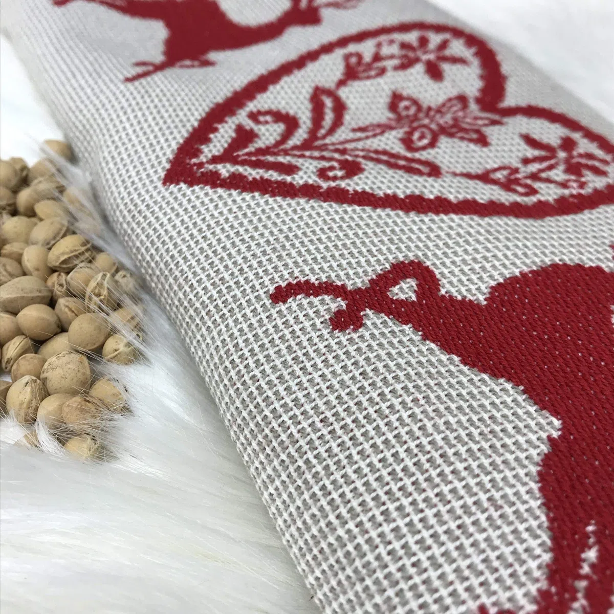 GAIDRA Cuscino BENESSERE con NOCCIOLI di CILIEGIA sfoderabile - jacquard in 100% cotone - 51 x 14 cm - qualitá artigianale dall' Alto Adige - stile tirolese montagna - cervi e cuori