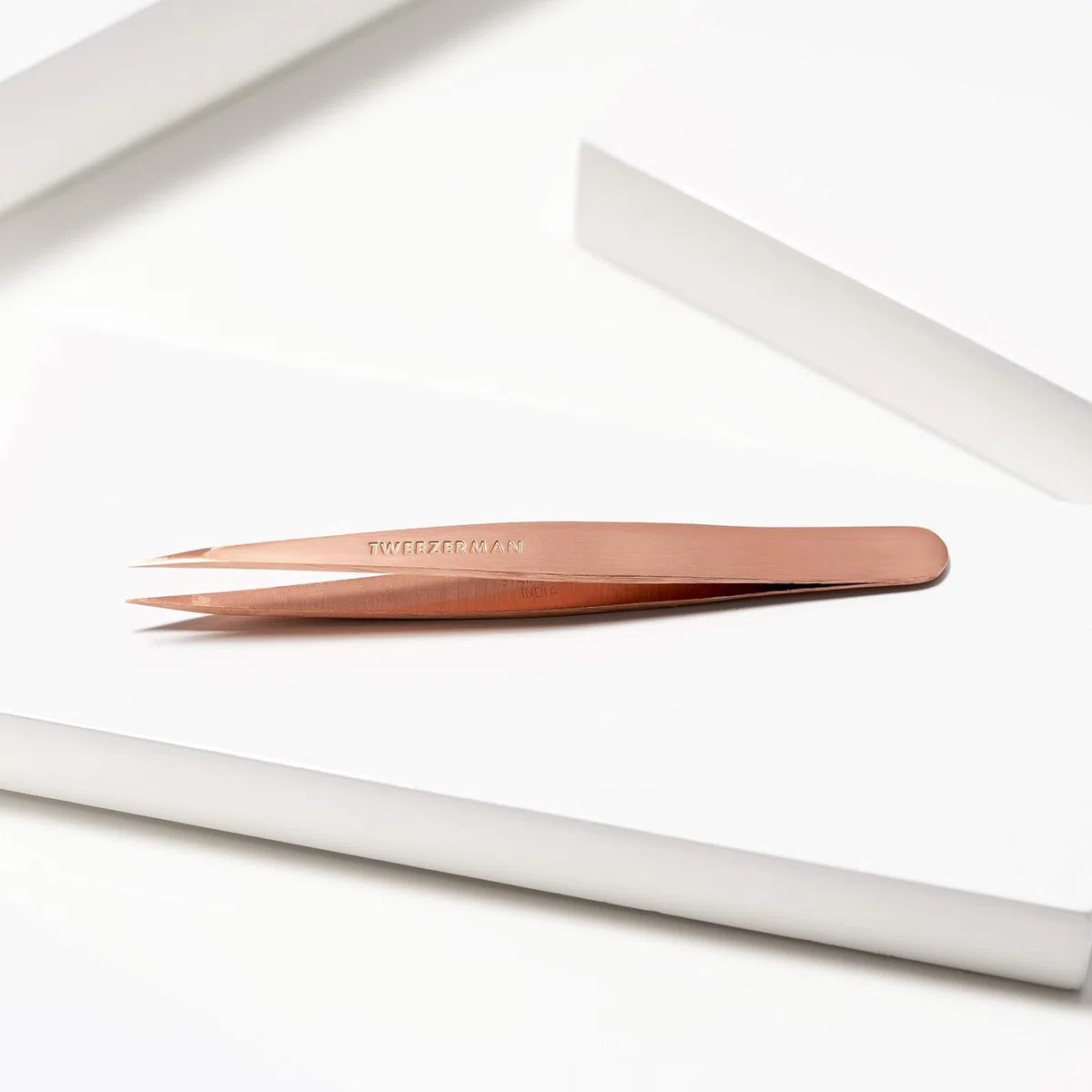 TWEEZERMAN Pinzetta appuntita (punte inclinate, pinzetta per sopracciglia, rimozione delle doppie punte, acciaio inossidabile), oro rosa