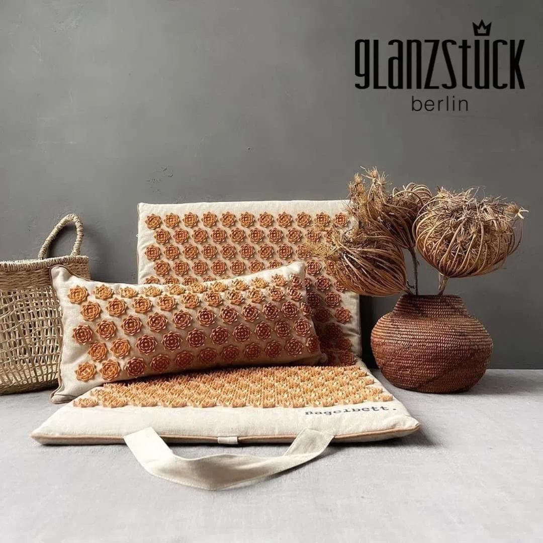 Glanzstück Berlin® Health Collection: Set di tappetini per agopressione XL originale in lino, aiuto in caso di tensioni, mal di schiena, tappetino massaggiante con cuscino (funzione termica) e