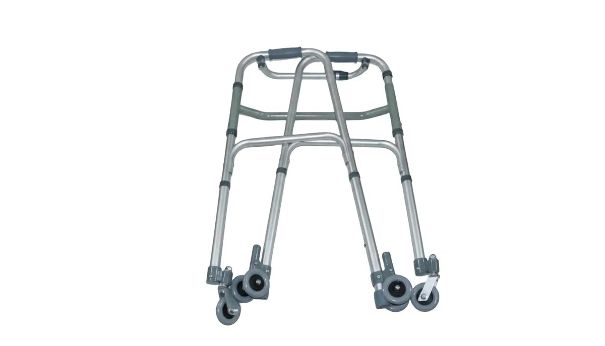 Ausilium Deambulatore Pieghevole a 4 Ruote in Alluminio, Ruote Anteriori Piroettanti e Posteriori Gemellate con Freno, Manopole Ergonomiche Imbottite, 3,4 kg, Portata 120 kg, Altezza Regolabile