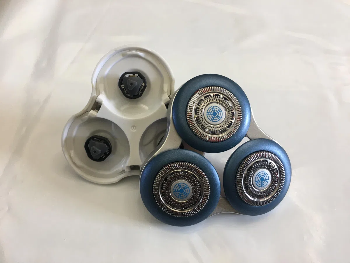 Testina di ricambio completa per le testine di rasatura Philips Norel*o Serie 7000, modello SH70.La rotella in metallo e le lame di precisione a doppio strato migliorate