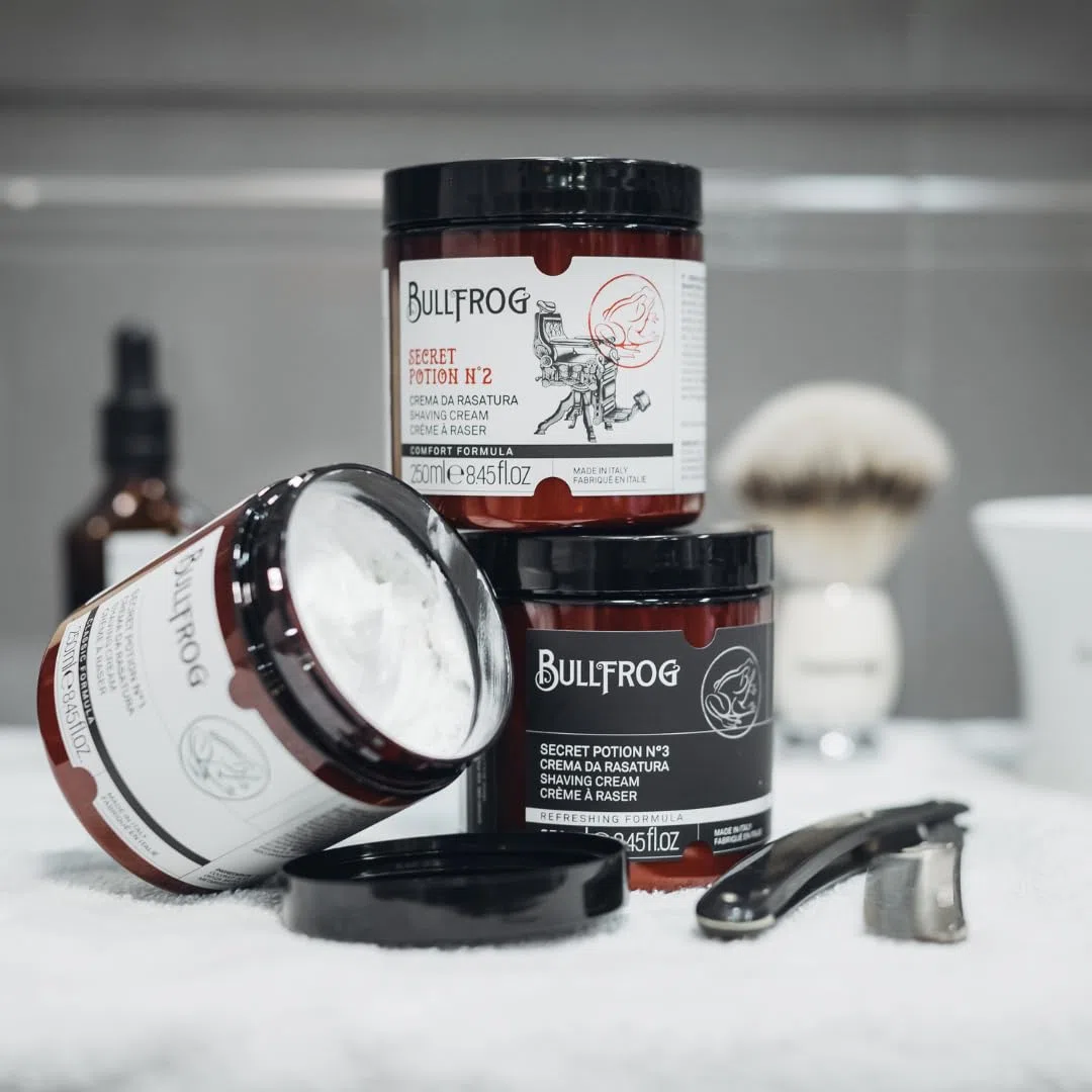 Bullfrog Crema da Rasatura Secret Potion N.1"Classic" 250 ml - Ammorbidisce la Barba - Lascia la Pelle Fresca e Liscia - Note Legnose, Aromatiche e Ambrate, Made in Italy