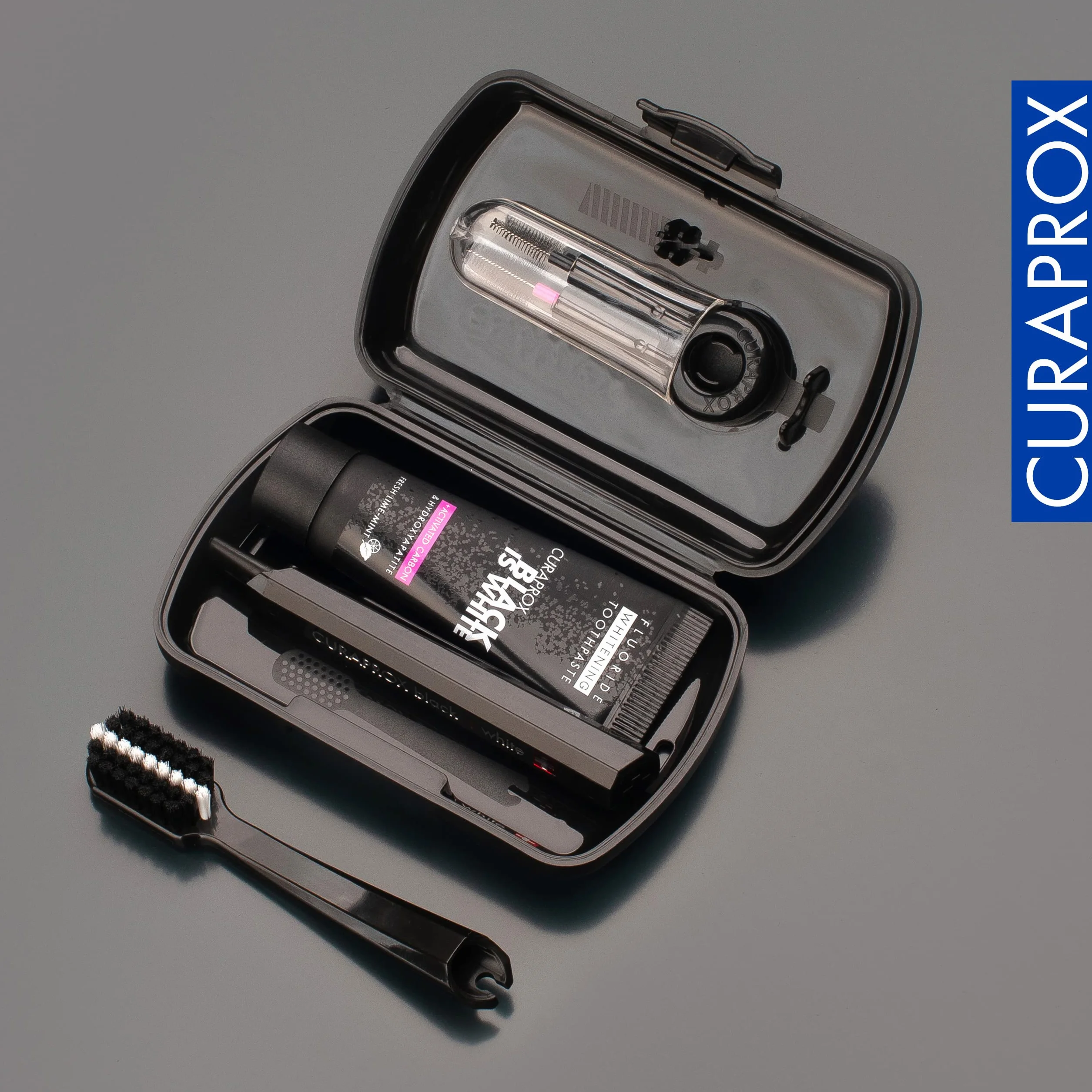 Curaprox Set di spazzolino da viaggio per lo sbiancamento dei denti in movimento/Black is white edition/Include dentifricio, spazzolino e scovolini interdentali/Made in Switzerland