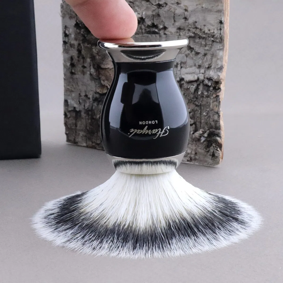 Haryali London Pennello da barba, classico pennello da barba bagnato per uomini, peli di tetto in argento con manico in ottone e argento, perfetto per tutti i tipi di pelle